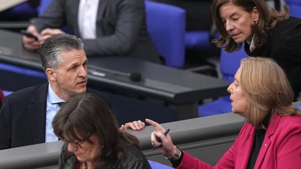 Wie schnell soll es gehen mit der Reform des Bürgergelds? Kanzleramtsminister Frei (CDU) meint, Arbeitsministerin Bas (SPD) sollte schon «in den nächsten Tagen» liefern. (Archivbild) - © Michael Kappeler/dpa