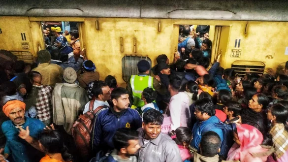 An einem Bahnhof in Neu-Delhi starben mehrere Menschen. - © Uncredited/AP/dpa