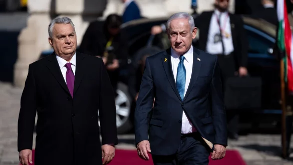 Netanjahu (r) und Orban (l) sind sich darin einig, dass sie den Weltgerichtshof als feindseliges «Mittel der Politik» ablehnen. - © Denes Erdos/AP/dpa