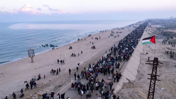 Nach Angaben der islamistischen Hamas kehrten am ersten Tag, an dem Israel den Netzarim-Korridor &ouml;ffnete, bereits rund 300.000 Menschen in ihre Wohngebiete im Norden des Gazastreifens zur&uuml;ck. - &copy; Mohammad Abu Samra/AP/dpa