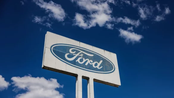 Blauer Himmel bei Sonnenschein - hat Ford nun eine bessere Zukunft? - © Oliver Berg/dpa