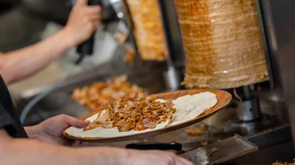 Rindfleisch ist so teuer geworden, dass in M&uuml;nchen etliche D&ouml;nerl&auml;den Kalb von der Speisekarte gestrichen haben. (Foto: Illustration) - &copy; Christoph Schmidt/dpa