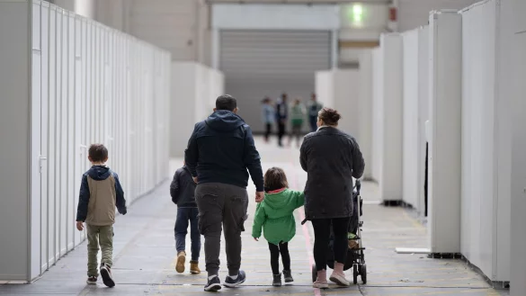 Für viele Kriegsflüchtlinge soll es nun schwerer werden, Angehörige zu sich zu holen. (Archivbild) - © Boris Roessler/dpa