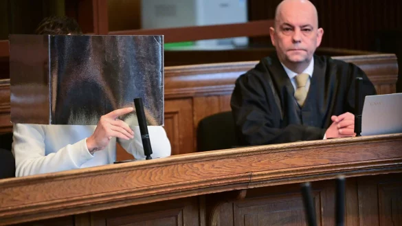 Nach einem Raketenschuss auf eine Berliner Wohnung steht ein Influencer (links) vor Gericht. - &copy; Sebastian Christoph Gollnow/dpa