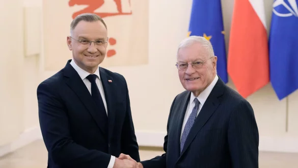 Polens Präsident Andrzej Duda mit dem US-Sondergesandten für die Ukraine Keith Kellogg. - © Czarek Sokolowski/AP/dpa