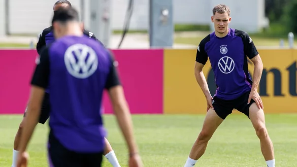 Der Abl&ouml;se-Poker um Florian Wirtz (r) h&auml;lt an. - &copy; Daniel Karmann/dpa