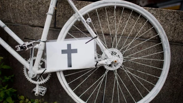 Geisterr&auml;der als Mahnmal f&uuml;r get&ouml;tete Radfahrer: Bei einer Kollision mit einem abbiegenden Lkw ist in L&uuml;nen eine 16-J&auml;hrige ums Leben gekommen. (Symbolbild) - &copy; picture alliance / dpa