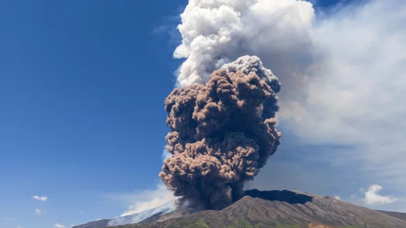 Der etwa 3.350 Meter hohe Ätna bricht mehrmals im Jahr aus und wird von Fachleuten ständig überwacht. - © Giuseppe Distefano/AP/dpa