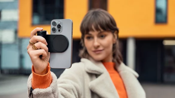Durch die Nutzung des MagSafe-Rings kann das Telefon mit dem Leica Lux Grip im Hoch- und Querformat gehalten werden. - © Leica/dpa-tmn