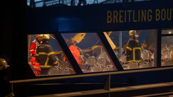 Mehr als 55 Kr&auml;fte von Feuerwehr und Polizei sind im Einsatz. - &copy; Jonas Walzberg/dpa