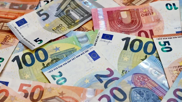 Staatsbedienstete haben der Auswertung zufolge Vorteile bei der Kreditaufnahme. (Symbolbild) - &copy; Patrick Pleul/dpa-Zentralbild/dpa