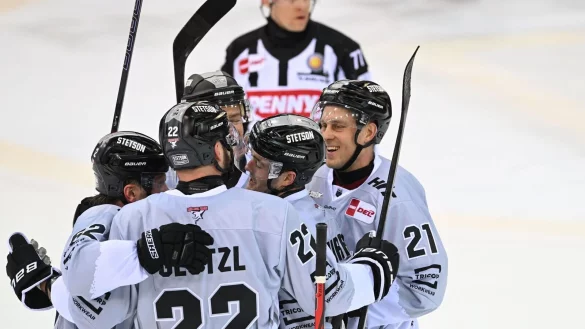 Die Kölner Haie jubeln auch im zweiten Playoff-Viertelfinale gegen Bremerhaven. - © Carmen Jaspersen/dpa