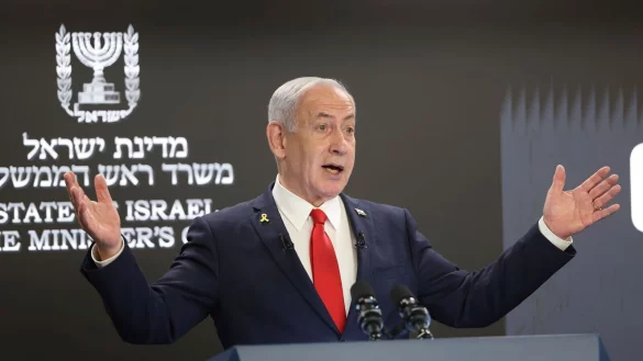 Regierungschef Netanjahu dr&auml;ngt vor Medienvertretern auf Tempo bei der geplanten Einnahme der Stadt Gaza. - &copy; Abir Sultan/Pool EPA/AP/dpa