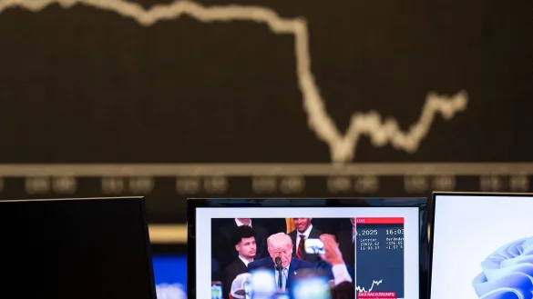 Nach Trumps Ankündigung rutscht der Dax ab. - © Boris Roessler/dpa