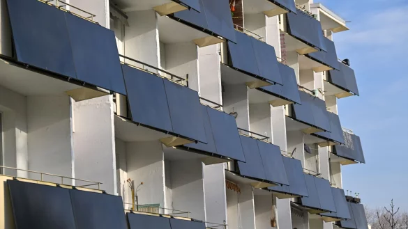 Der Solarboom in Deutschland geht weiter: Mittlerweile gibt es fünf Millionen Anlagen, darunter zahlreiche Balkonkraftwerke. (Archivbild) - © Martin Schutt/dpa