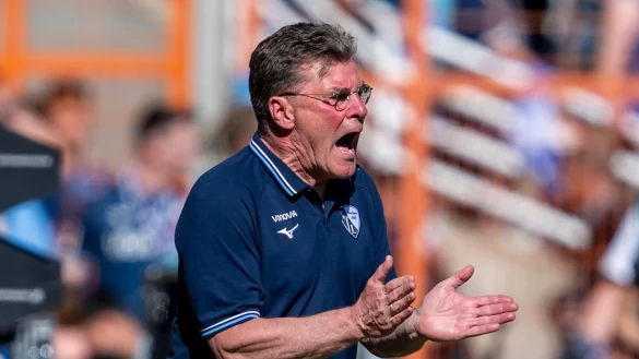 Dieter Hecking war mit dem Verhalten von Myron Boadu nicht einverstanden. - &copy; David Inderlied/dpa