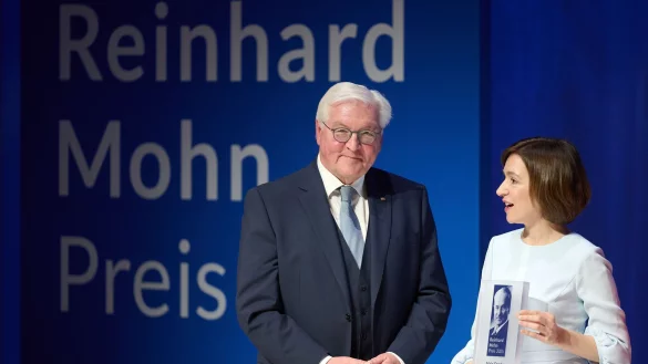 Bundespräsident Frank-Walter Steinmeier und Maia Sandu, Präsidentin der Republik Moldau, stehen auf der Bühne bei der Verleihung Reinhard-Mohn-Preis 2025. - © Bernd Thissen/dpa