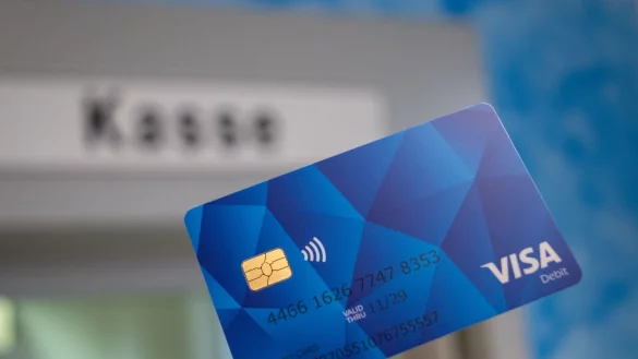 Eine Musterkarte einer sogenannten Bezahlkarte für Geflüchtete (Archivfoto) - © Harald Tittel/dpa