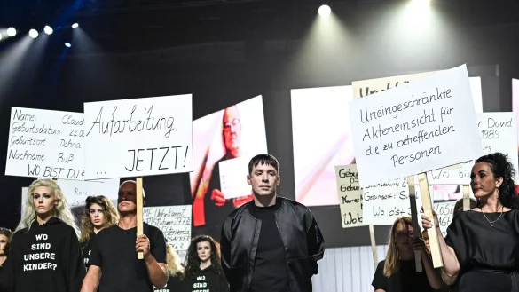 Die Show zu Kilian Kerners neuer Kollektion sieht teils aus wie eine Demonstration. - © Jens Kalaene/dpa