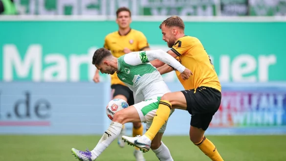 Fürths Branimir Hrgota (links) im Zweikampf mit Lars Bünning von Dynamo Dresden. - © Daniel Karmann/dpa