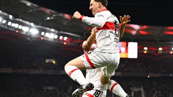 Ein 1:0 der Marke "Tor des Monats": Angelo Stiller jubelt über sein 1:0. - © Tom Weller/dpa