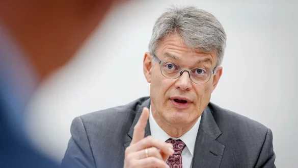 Der neue Verkehrsminister ist mit der Leistung der Deutschen Bahn unzufrieden. - © Kay Nietfeld/dpa