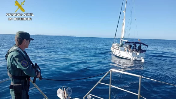 Wohin die beiden Obdachlosen mit dem auf Mallorca geklauten Segelboot wollten, ist unbekannt. - © ---/Guardia Civil Espana/dpa