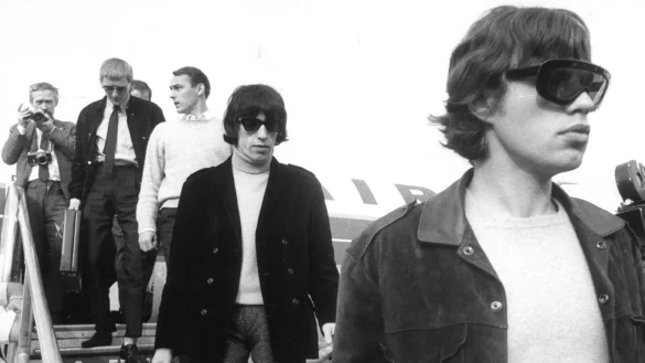 Am Flughafen Tegel verlassen Mick Jagger und Bill Wyman das Flugzeug. (Archivbild) - &copy; Konrad Giehr/dpa