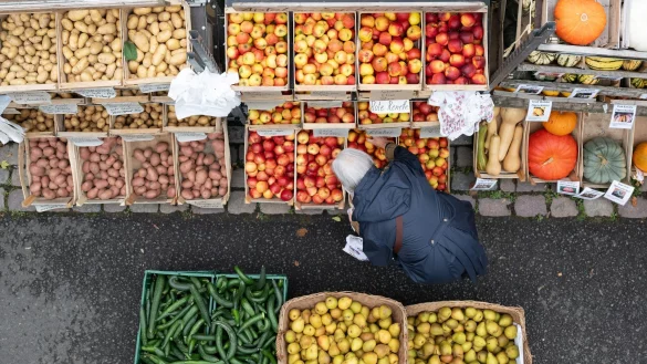 Viele Lebensmittel sind teurer als ein Jahr zuvor. - © Sebastian Kahnert/dpa