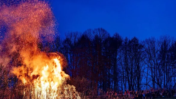 Ein Osterfeuer nicht weit vom nächsten Wald - durch den Regen kurz vor Ostern könnte das in diesem Jahr doch möglich sein. (Archivbild) - © Christoph Reichwein/dpa