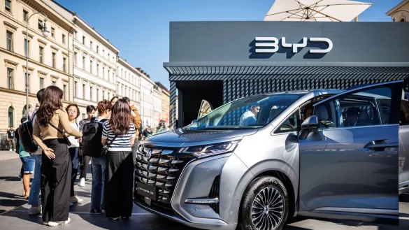 Ein Fahrzeug des chinesischen Herstellers BYD bei der letzten IAA in M&uuml;nchen. Auf deutschen Stra&szlig;en sind sie noch sehr selten. - &copy; Matthias Balk/dpa