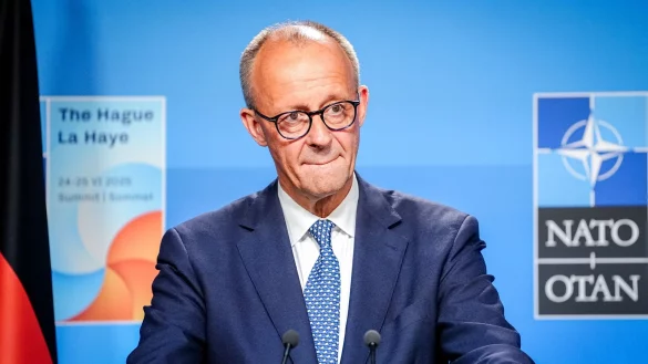 Bundeskanzler Friedrich Merz (CDU) &auml;u&szlig;ert sich in Den Haag vor Journalisten zu den Ergebnissen des Nato-Gipfels mit US-Pr&auml;sident Donald Trump. - &copy; Kay Nietfeld/dpa