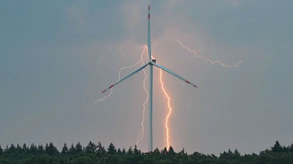 Gewitter treten in den kommenden Tagen in Deutschland immer wieder mal auf. (Archivbild) - © Patrick Pleul/dpa