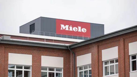 Das Firmenlogo des Hausger&auml;te-Herstellers Miele, bei dem ein Stellenabbau l&auml;uft. - &copy; Friso Gentsch/dpa