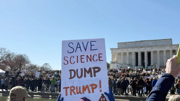 Proteste gegen die Regierung: «Rettet die Wissenschaft - Weg mit Trump!» - © Thomas Müller/dpa