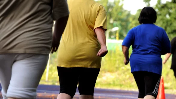 Mehr als eine Milliarde Menschen auf der Welt haben Schätzungen zufolge Adipositas. (Archivbild) - © Waltraud Grubitzsch/dpa
