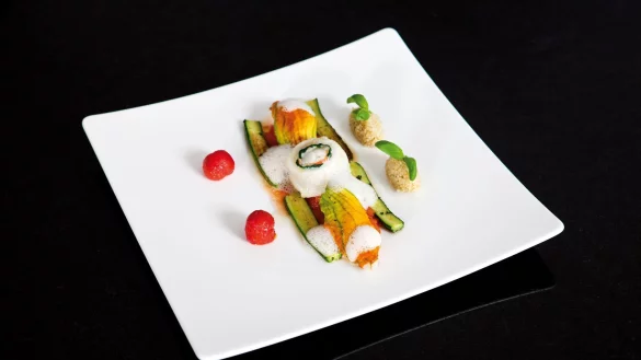 Sternekoch Rolf Straubinger serviert seine wei&szlig;e Tomatenso&szlig;e zum Beispiel als Tomatenschaum auf Seezungenstreifen in einer Zucchinibl&uuml;te. - &copy; Philipp M. Sedlacek/dpa-tmn