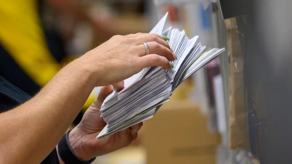 Noch werden massenhaft Briefe verschickt in Deutschland - aber wie lange noch? Hier eine Post-Mitarbeiterin in einem Zustellstützpunkt bei der Arbeit. - © Klaus-Dietmar Gabbert/dpa