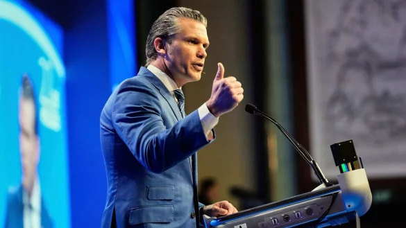 Hegseth richtet klare Worte an China. - © Anupam Nath/AP/dpa