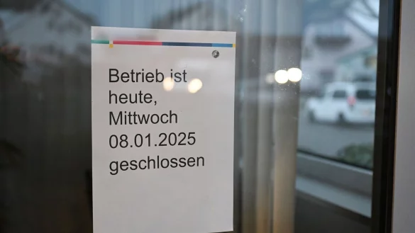Am Morgen danach herrscht Trauer und Entsetzen. - © Bernd Weißbrod/dpa