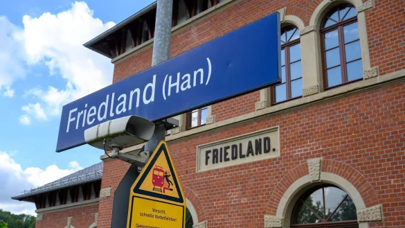 Der Bahnhof Friedland in Südniedersachsen: Hier starb am 11. August eine Jugendliche. (Archivbild) - © Swen Pförtner/dpa