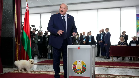 Die Reaktion des Auslands sei ihm egal, sagte Lukaschenko bei der Stimmabgabe. - © Pavel Bednyakov/AP/dpa