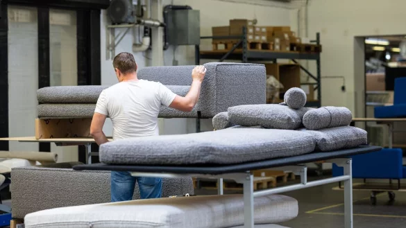 In den ersten sieben Monaten des Jahres haben Verbraucher aus Deutschland deutlich weniger Polsterm&ouml;bel bestellt. (Archivbild) - &copy; Guido Kirchner/dpa
