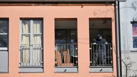 Sprengstoffverdacht im Zusammenhang mit den Ermittlungen wegen eines mutmaßlichen Anschlagsplans: Die Polizei findet einen verdächtigen Gegenstand in einer Wohnung in Potsdam. - © Michael Bahlo/dpa