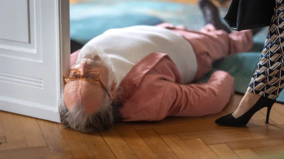 Der Schauspieler Friedrich Liechtenstein als Toter. - © Boris Laewen/ZDF/dpa