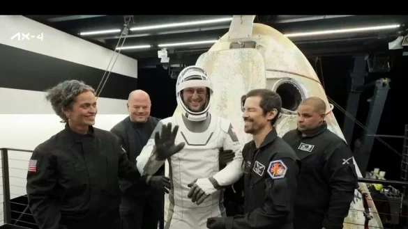 Der Pole Slawosz Uznanski-Wisniewski beim Verlassen der SpaceX-Kapsel auf einem Bergungsschiff. - © Uncredited/SpaceX via AP/dpa