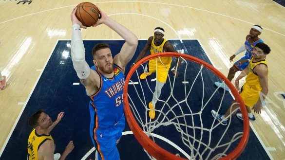 Isaiah Hartenstein hat im letzten Spiel der Saison Heimrecht mit den Oklahoma City Thunder. - © Abbie Parr/AP/dpa