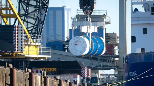 Ein Castor-Behälter wird vom Spezialschiff «Pacific Grebe» gehoben. - © Sina Schuldt/dpa