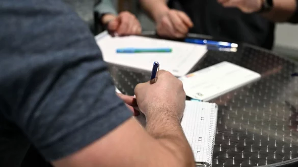 In vielen Betrieben spielen nach einer Umfrage Generationenkonflikte eine Rolle (Foto: Archiv). - &copy; Uli Deck/dpa