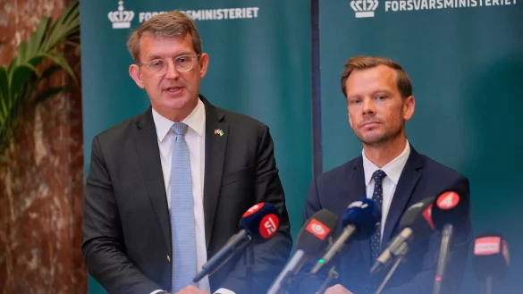 Sprechen von einem &laquo;hybriden Angriff&raquo;: D&auml;nemarks Verteidigungsminister Troels Lund Poulsen und Justizminister Peter Hummelgaard. - &copy; Emil Helms/Ritzau Scanpix Foto/AP/dpa